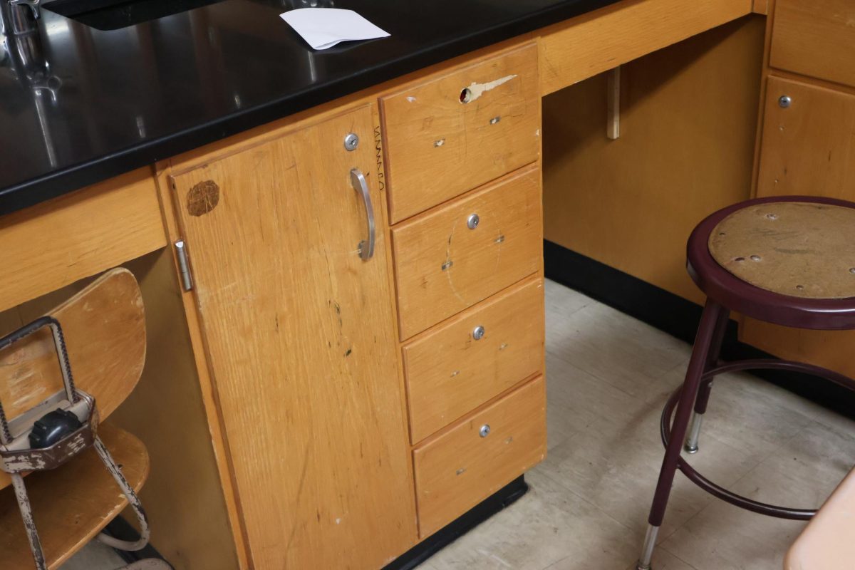 Broken and missing drawer handels